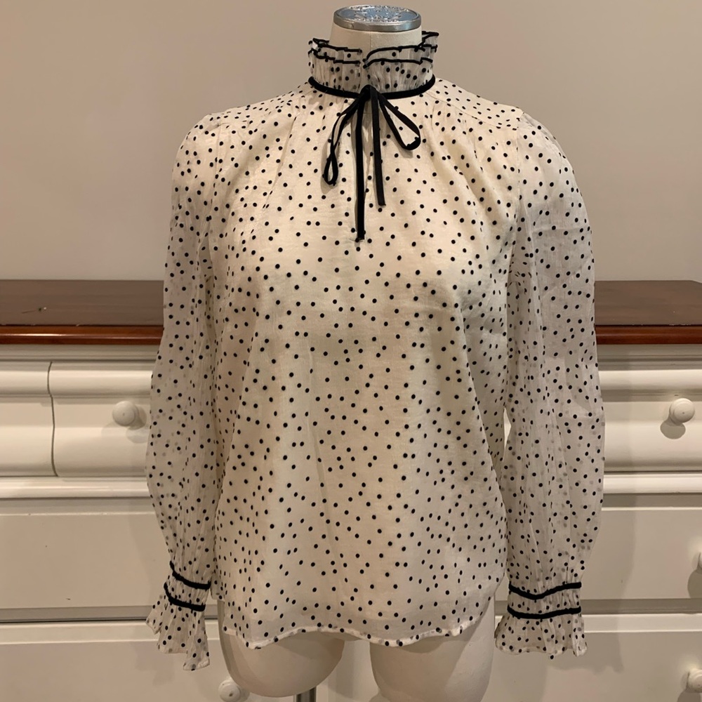 Delicate and feminine blouse with velvet details